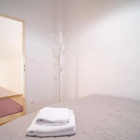 Old Town Apartment *